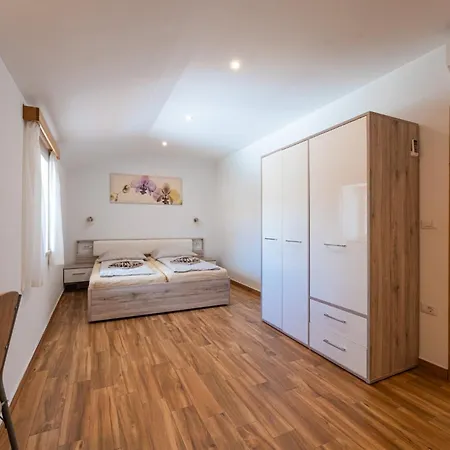 Villa Rina In Barat - Haus Fuer 6-7 Personen